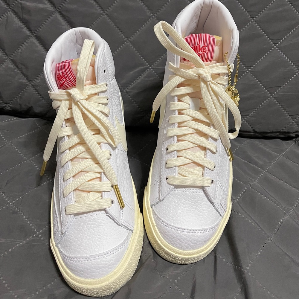 NWT Nike women sneakers blazer mid 77 VNTG EMB whit charm Limited Edition